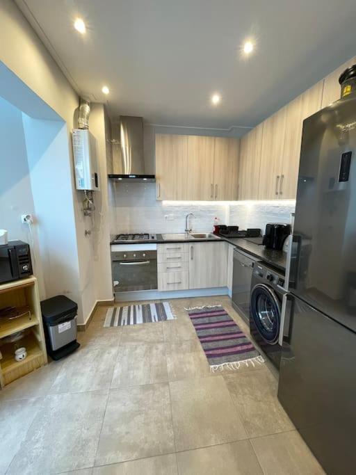 Quarto De Casal Close To Lisbon Flat Equipado Almada Exterior photo