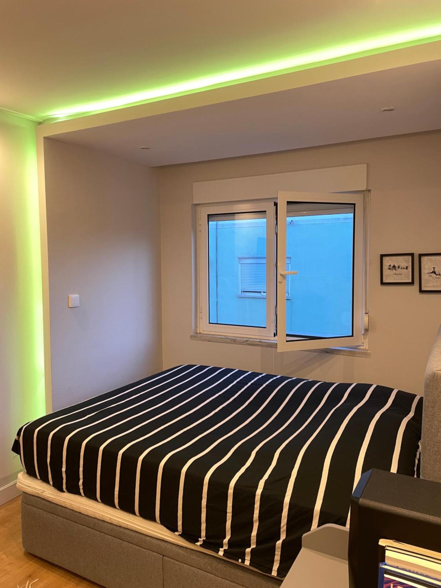 Quarto De Casal Close To Lisbon Flat Equipado Almada Room photo